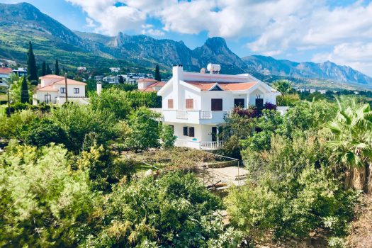 Великолепная вилла 4 + 1 на продажу в центре Кирении.