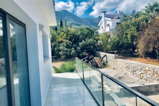 Великолепная вилла 4 + 1 на продажу в центре Кирении.